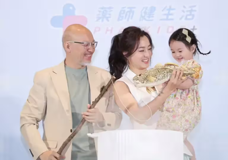 ▲藝人趙小僑(中)與劉亮佐(左)結婚於2016年,並產下寶寶「典典」(右),近日趙小僑坦言為了典典寶寶早睡早起的生活,夫妻倆目前分房睡,並表示愛不一定要用同床才能證明。(圖/藥師健生活) ▲藝人趙小僑(中)與劉亮佐(左)結婚於2016年,並產下寶寶「典典」(右),近日趙小僑坦言為了典典寶寶早睡早起的生活,夫妻倆目前分房睡,並表示愛不一定要用同床才能證明。(圖/藥師健生活)