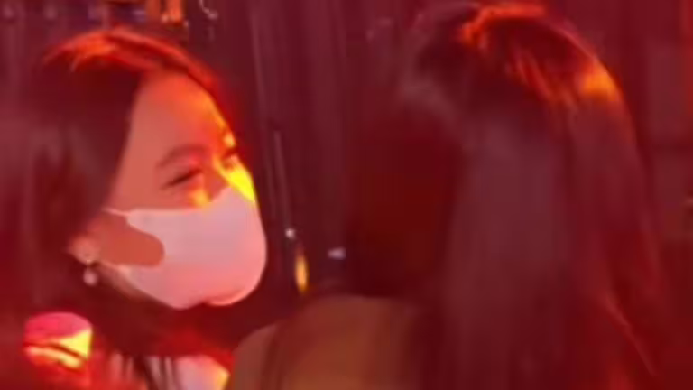 劉德華女兒劉向蕙看爸爸演唱會被網友拍到。(圖/摘自微博) 劉德華女兒劉向蕙看爸爸演唱會被網友拍到。(圖/摘自微博)