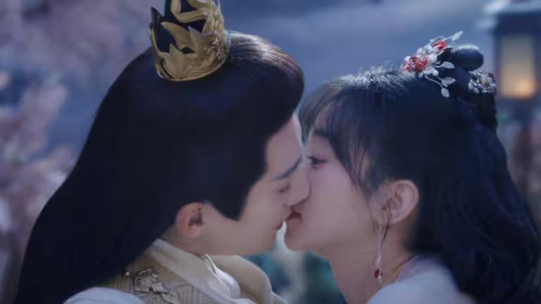 《落花時節又逢君》吻戲進度飛快「一集親3次」。(圖/翻攝自台灣大哥大MyVideo) 《落花時節又逢君》吻戲進度飛快「一集親3次」。(圖/翻攝自台灣大哥大MyVideo)