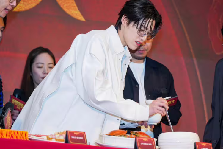 《冥婚鬧泰大》BKPP訪台5件趣事!喊話三餐喝珍奶,「騎脖子」名場面這樣拍 《冥婚鬧泰大》BKPP訪台5件趣事!喊話三餐喝珍奶,「騎脖子」名場面這樣拍