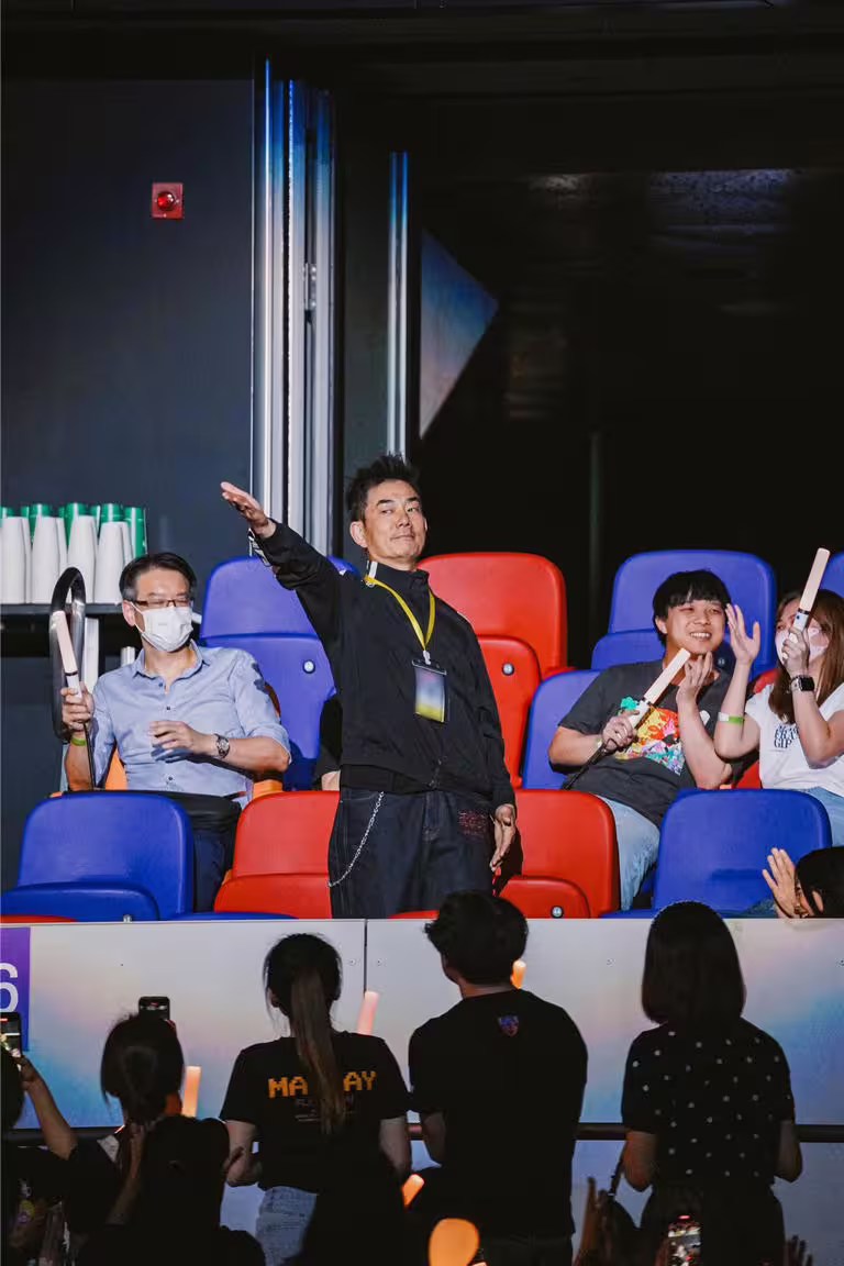 任賢齊9日坐在觀眾席觀賞五月天演唱會。(相信音樂提供) 任賢齊9日坐在觀眾席觀賞五月天演唱會。(相信音樂提供)