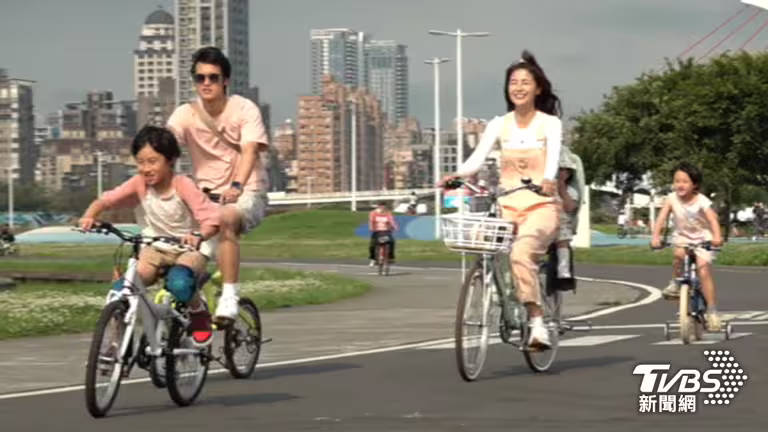 林舒語一家五口愛上騎單車。(圖/TVBS) 林舒語一家五口愛上騎單車。(圖/TVBS)