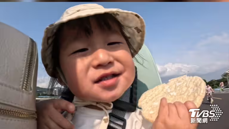 林舒語小兒子吃餅乾兜風。(圖/TVBS) 林舒語小兒子吃餅乾兜風。(圖/TVBS)