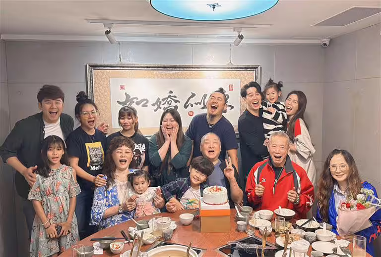 白家綺(後排右起)、吳東諺與家人一起過母親節。(圖/民視提供) 白家綺(後排右起)、吳東諺與家人一起過母親節。(圖/民視提供)