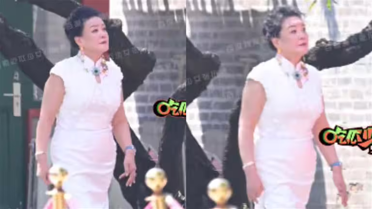 張蘭在婚宴現場焦慮走動被拍。(圖/翻攝自「吃瓜少女張小寒」百度) 張蘭在婚宴現場焦慮走動被拍。(圖/翻攝自「吃瓜少女張小寒」百度)