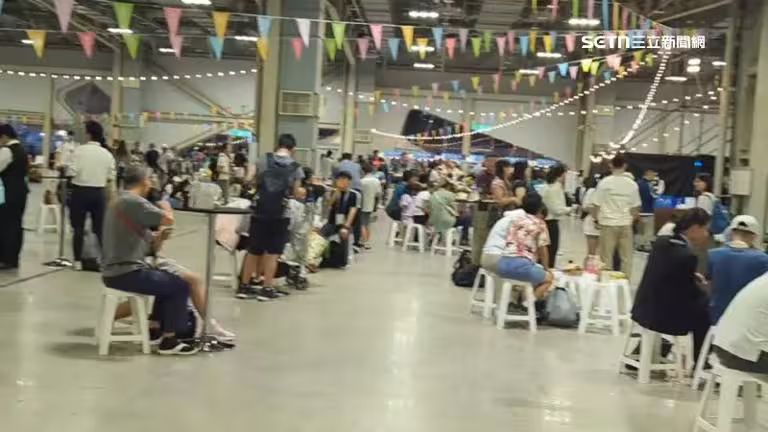 郝明義進一步說,看到世壯運的晚宴有那麼多人只能席地而坐還是覺得荒謬而已 郝明義進一步說,看到世壯運的晚宴有那麼多人只能席地而坐還是覺得荒謬而已