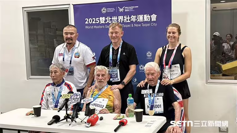 藝人昆凌高齡90歲的爺爺勞倫斯(前排中)19日在田徑200公尺再進帳1銀。(圖/記者蔡厚瑄攝影) 藝人昆凌高齡90歲的爺爺勞倫斯(前排中)19日在田徑200公尺再進帳1銀。(圖/記者蔡厚瑄攝影)