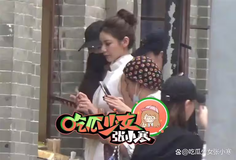 Mandy大婚後去銀行辦事。(圖/翻攝自吃瓜少女張小寒) Mandy大婚後去銀行辦事。(圖/翻攝自吃瓜少女張小寒)