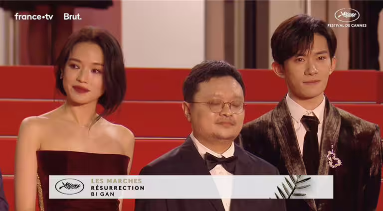 舒淇(左起)、導演畢贛以及易烊千璽當地時間22日出席《狂野時代》首映,走上坎城影展紅毯。(截自坎城影展官方YT) 舒淇(左起)、導演畢贛以及易烊千璽當地時間22日出席《狂野時代》首映,走上坎城影展紅毯。(截自坎城影展官方YT)