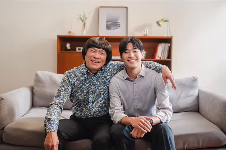 「AI豬哥亮」首支單曲〈阿爸的話〉MV由AI豬哥亮與涂善存隔空演出。(甲上娛樂提供) 「AI豬哥亮」首支單曲〈阿爸的話〉MV由AI豬哥亮與涂善存隔空演出。(甲上娛樂提供)