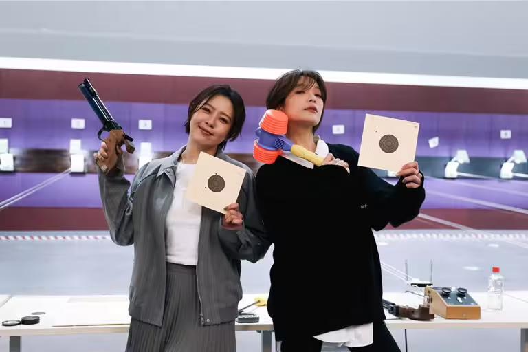 劉品言(左)、蔡淑臻進行空氣槍對決。(鏡電視提供) 劉品言(左)、蔡淑臻進行空氣槍對決。(鏡電視提供)
