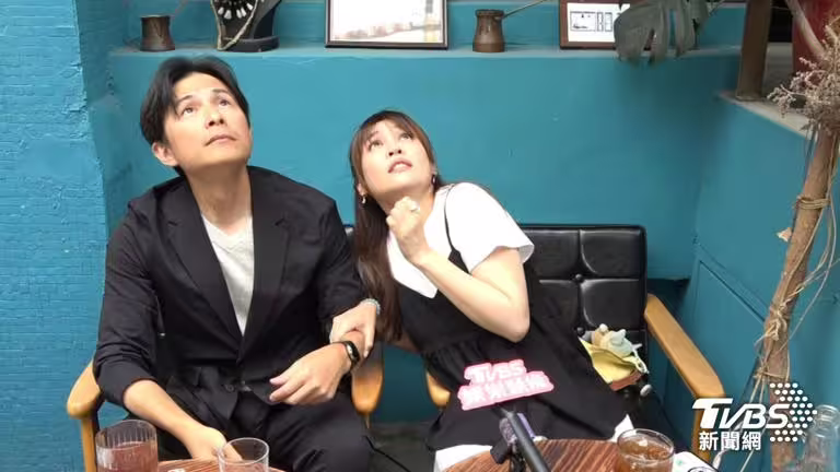 孫協志與夏宇童受訪時,餐廳外牆磁磚水泥意外砸落。(圖/趙世平攝) 孫協志與夏宇童受訪時,餐廳外牆磁磚水泥意外砸落。(圖/趙世平攝)