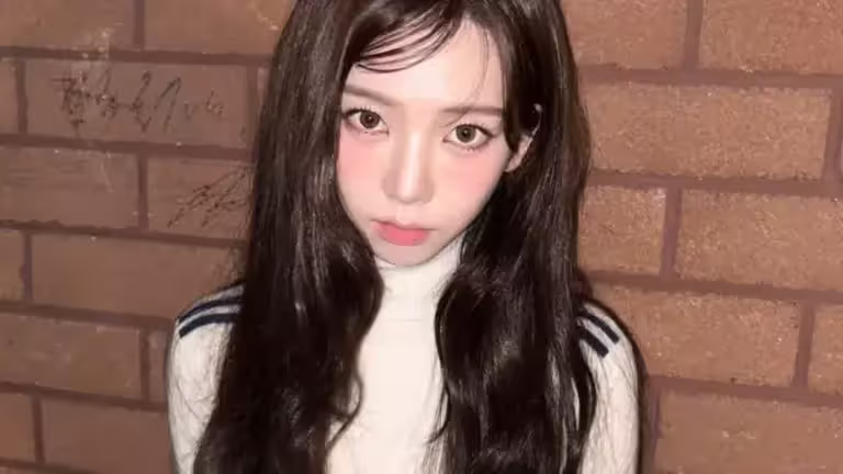 ▲知名女團aespa的Karina(如圖)在韓國選舉期間,上傳了身穿著2號logo紅外套的照片,被韓國民眾認為是在為支持的政黨表態,引發爭議,即使經紀公司及本人已經發聲道歉,不過民眾仍然不買單。(圖/Karina IG) ▲知名女團aespa的Karina(如圖)在韓國選舉期間,上傳了身穿著2號logo紅外套的照片,被韓國民眾認為是在為支持的政黨表態,引發爭議,即使經紀公司及本人已經發聲道歉,不過民眾仍然不買單。(圖/Karina IG)
