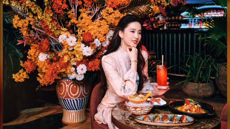 大陸人氣女星劉亦菲替阿布達比代言觀光,吸引大批粉絲朝聖。(圖/劉亦菲官方微博) 大陸人氣女星劉亦菲替阿布達比代言觀光,吸引大批粉絲朝聖。(圖/劉亦菲官方微博)