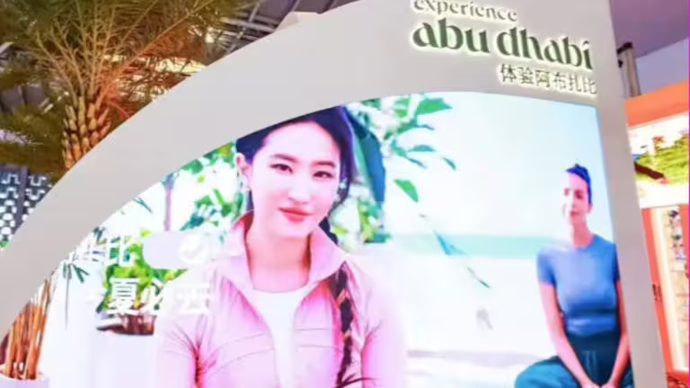 上海國際旅遊交易博覽會(ITB China)上,阿布達比的攤位就掛著大大的劉亦菲宣傳照。(圖/魯中晨報) 上海國際旅遊交易博覽會(ITB China)上,阿布達比的攤位就掛著大大的劉亦菲宣傳照。(圖/魯中晨報)