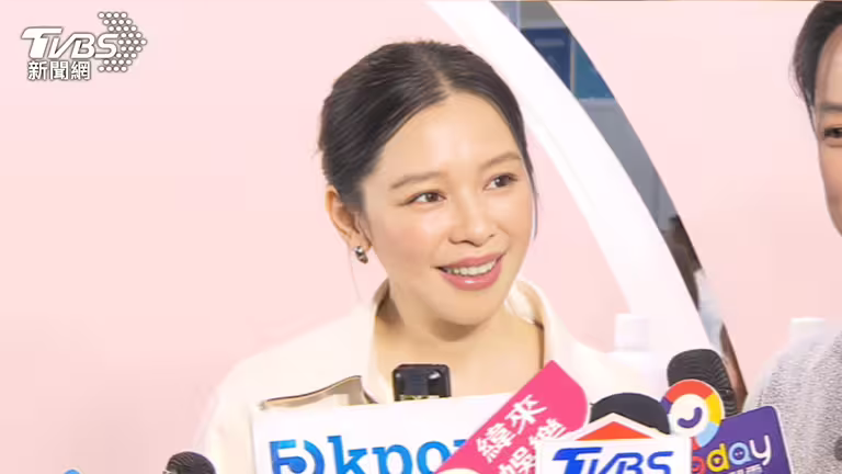 得知理想混蛋新歌與自己的歌曲撞名，徐若瑄笑說雙方可以合作看看。（圖／TVBS）