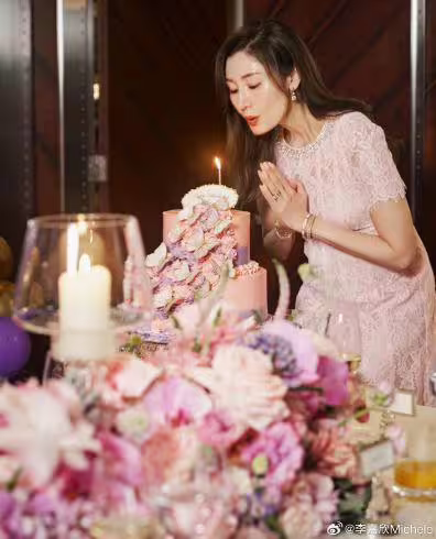 李嘉欣親自在微博分享多張慶生照片。(圖/翻攝自李嘉欣微博) 李嘉欣親自在微博分享多張慶生照片。(圖/翻攝自李嘉欣微博)