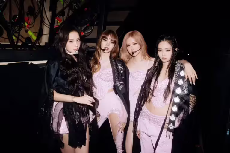 ▲BLACKPINK(如圖)及將在下周展開全新世巡,並公開新歌,而昨(24)日晚間,成員們終於世紀大合體,時隔近1年曬出完整體合照,讓粉絲忍不住激動喊:終於來了。(圖/BLACKPINK FB) ▲BLACKPINK(如圖)及將在下周展開全新世巡,並公開新歌,而昨(24)日晚間,成員們終於世紀大合體,時隔近1年曬出完整體合照,讓粉絲忍不住激動喊:終於來了。(圖/BLACKPINK FB)