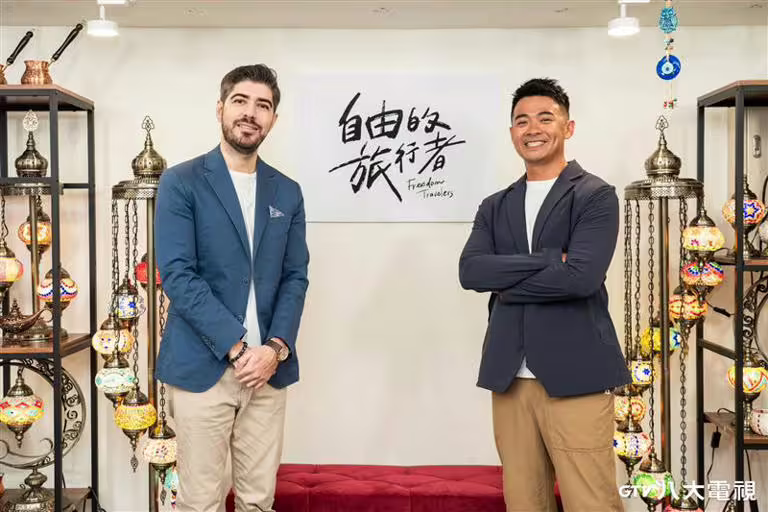 主持人融融(右)與搭檔圖佳(左)。(圖/八大提供) 主持人融融(右)與搭檔圖佳(左)。(圖/八大提供)