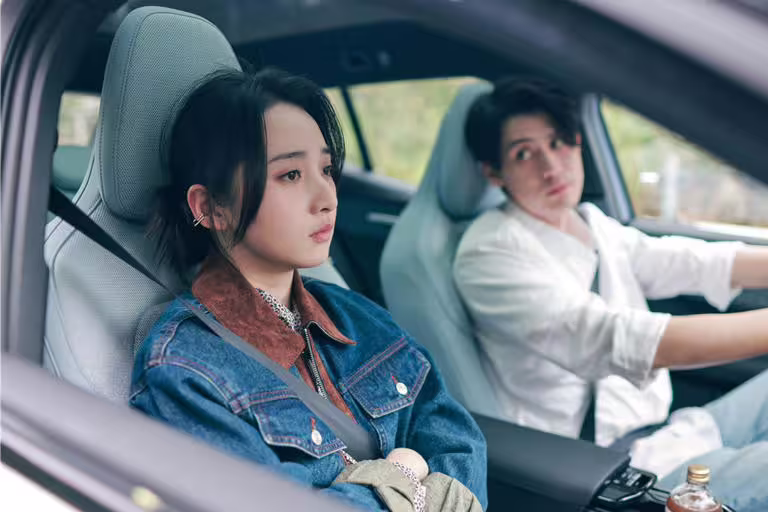 李沐看到電動車顯示電量感到焦慮,未婚夫李玉璽也無法安撫。(寬想國際娛樂提供) 李沐看到電動車顯示電量感到焦慮,未婚夫李玉璽也無法安撫。(寬想國際娛樂提供)