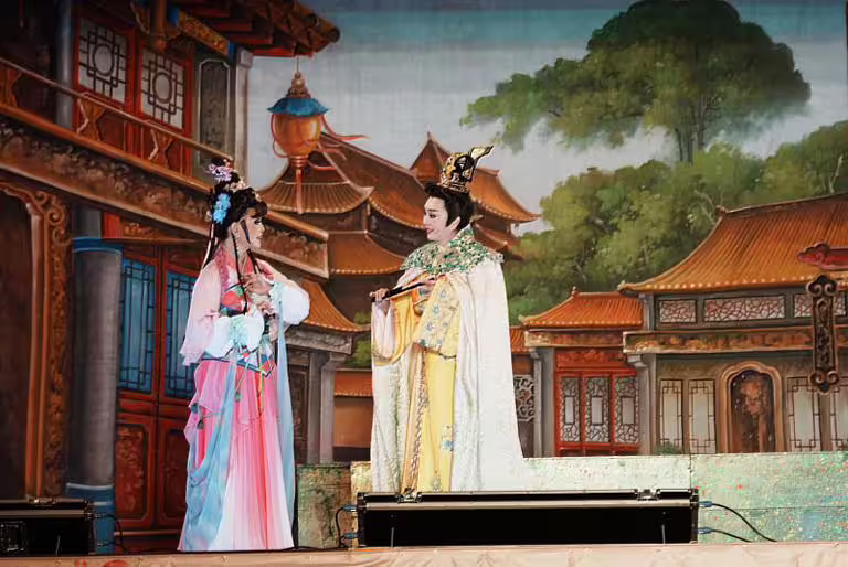 「明華園戲劇團」《四兩王后》,以細膩情感與詼諧劇情描繪君主李存曆與民間女伶劉四兩的愛情故事。 「明華園戲劇團」《四兩王后》,以細膩情感與詼諧劇情描繪君主李存曆與民間女伶劉四兩的愛情故事。