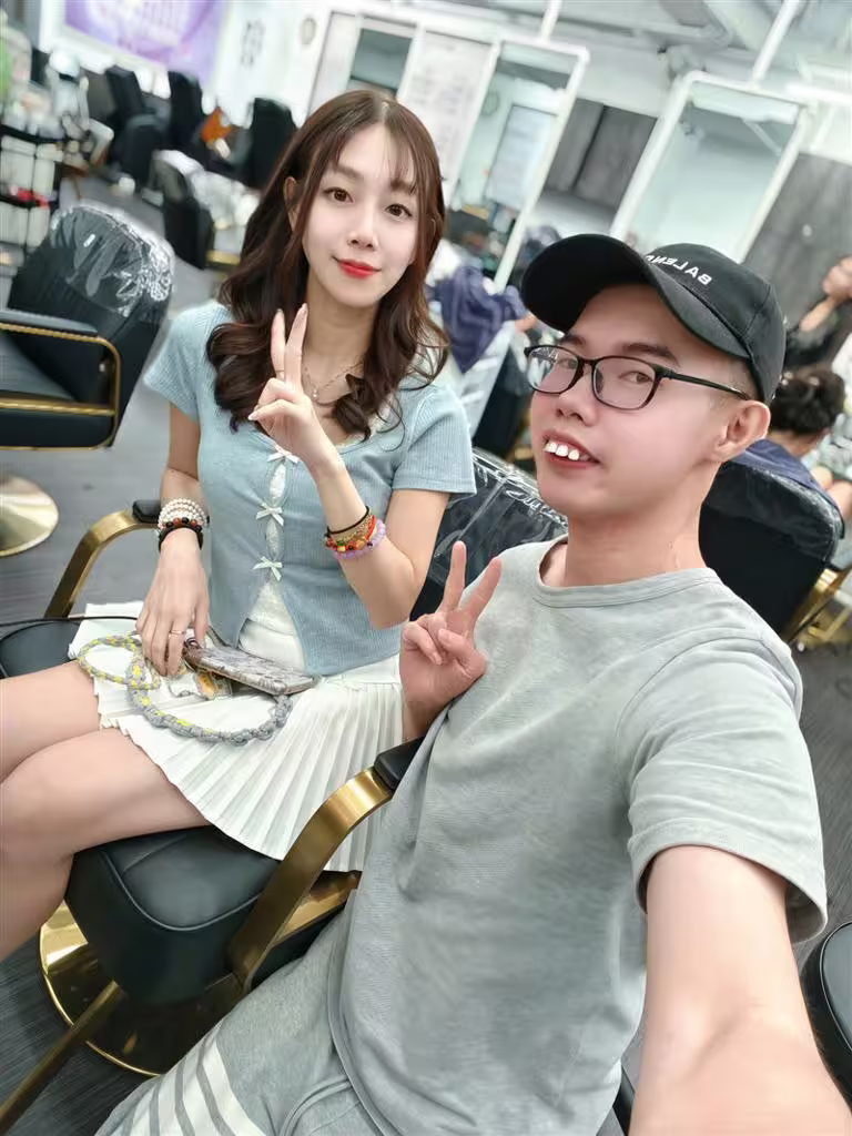 鄧佳華交往模特兒女友簡簡2個月，頻頻在社群高調放閃，還稱要和簡簡結婚生子、共築愛巢。（圖／翻攝自鄧佳華臉書）