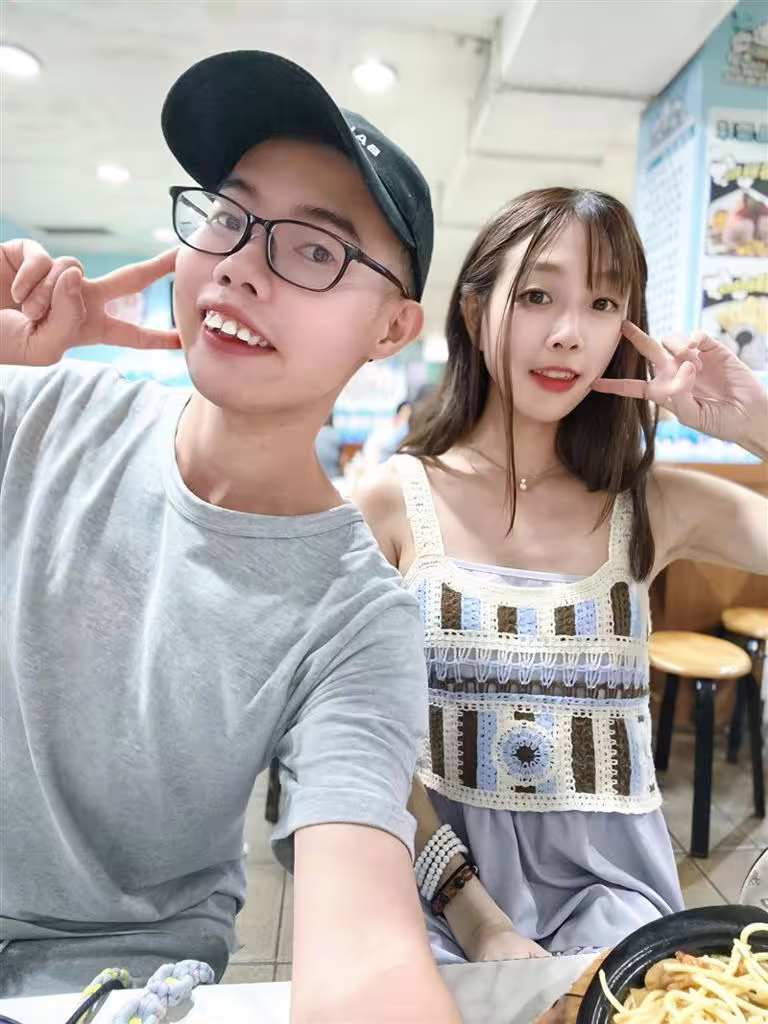 鄧佳華交往模特兒女友簡簡2個月，女方遭許多網友中傷，鄧佳華怒反擊：「麻煩照照鏡子，看清楚你自己有多可笑」。（圖／翻攝自鄧佳華臉書）