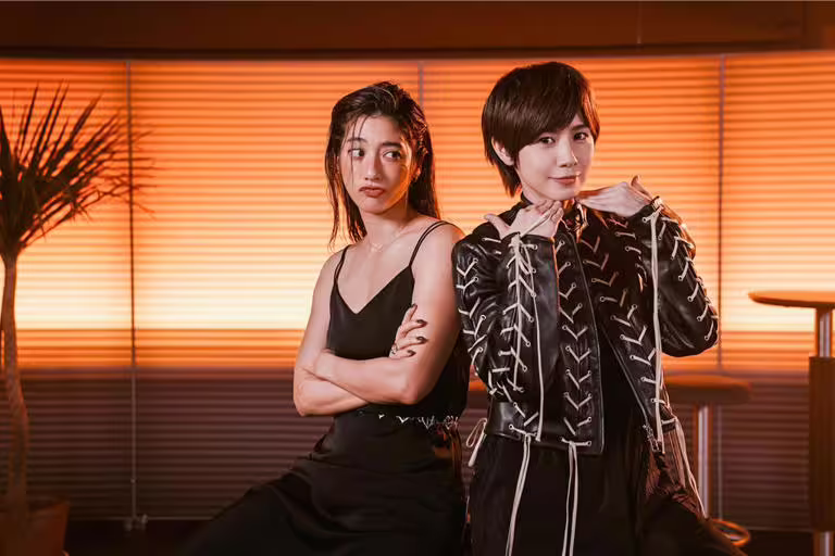 小魏魏嘉瑩（右）新歌〈來生酒吧〉ＭＶ邀瑞瑪席丹演出酷帥調酒師。（相映音樂提供）