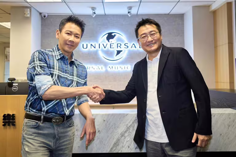 陶喆(左)與環球音樂大中華區主席暨首席執行官徐毅合影。(環球音樂提供) 陶喆(左)與環球音樂大中華區主席暨首席執行官徐毅合影。(環球音樂提供)