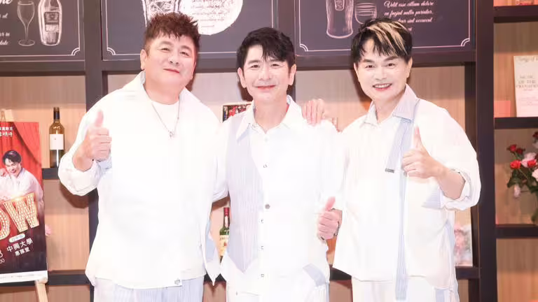 劉家榮(左起)、荒山亮和李明洋錄製節目《那些年那些歌》。(圖/瑞揚創意提供) 劉家榮(左起)、荒山亮和李明洋錄製節目《那些年那些歌》。(圖/瑞揚創意提供)