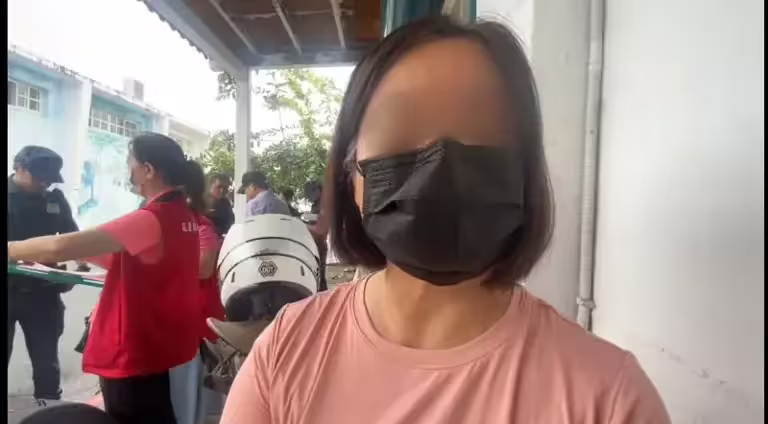 ▲花蓮這名婦人抱怨，選票投入票匭前發現她沒圈選那一邊的字體上已經蓋了半個章，可能變無效票，跟選務人員反映，卻無法重新領票。（圖／記者劉松霖攝）