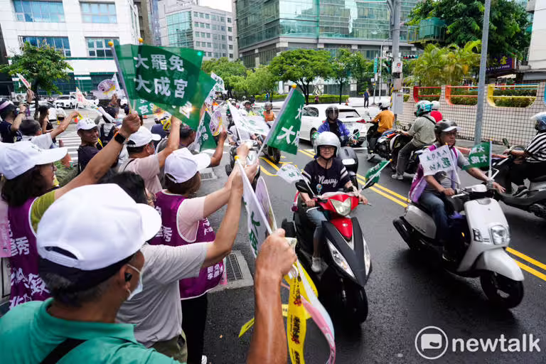 大罷免護國大遶境掃街車隊抵達,民眾手持「大罷免大成宮」旗幟呼應。 圖:張良一/攝 大罷免護國大遶境掃街車隊抵達,民眾手持「大罷免大成宮」旗幟呼應。 圖:張良一/攝