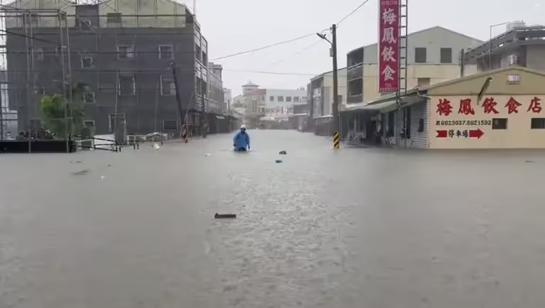 ▲台南後壁降下大雨,市議員反映菁寮一帶水已經快到腰了。(圖/翻攝議員王宣貿臉書) ▲台南後壁降下大雨,市議員反映菁寮一帶水已經快到腰了。(圖/翻攝議員王宣貿臉書)