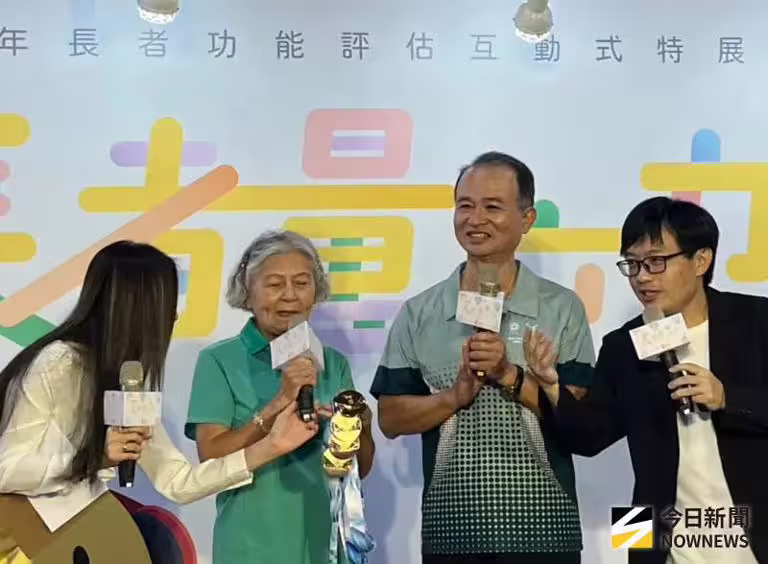 ▲國健署舉辦「114年長者量六力互動式特展開幕」記者會,「噴射機阿嬤」也分享自身經驗。(圖/記者張乃文攝) ▲國健署舉辦「114年長者量六力互動式特展開幕」記者會,「噴射機阿嬤」也分享自身經驗。(圖/記者張乃文攝)