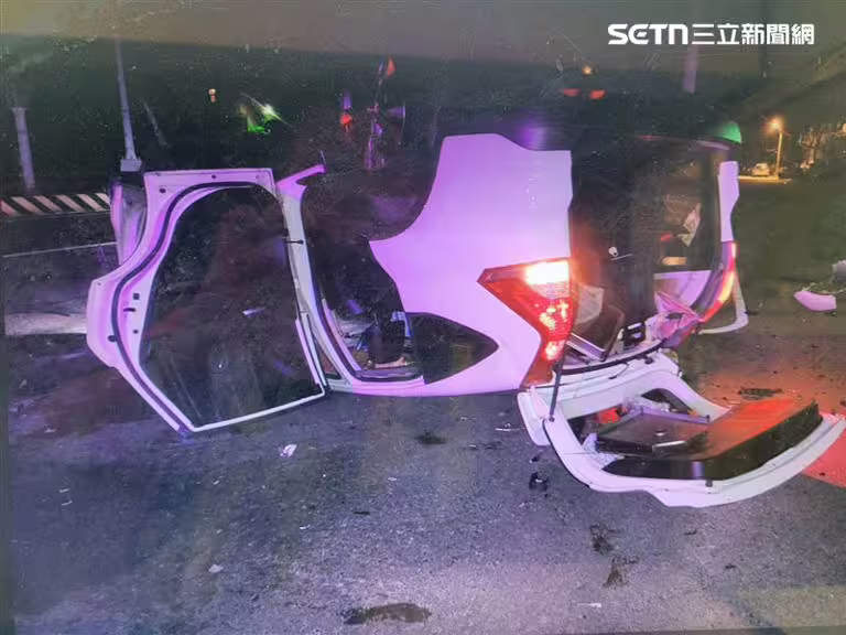 台中3祖孫遭撞翻車,當時肇事駕駛竟然棄車落跑,所幸遇到好心民眾,將受困在車內的民眾救出。(圖/翻攝畫面) 台中3祖孫遭撞翻車,當時肇事駕駛竟然棄車落跑,所幸遇到好心民眾,將受困在車內的民眾救出。(圖/翻攝畫面)