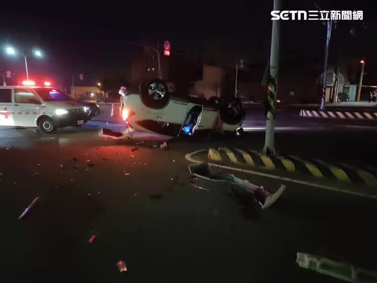 駕駛肇事後竟逃逸,自己的車也撞進民宅的鐵門,之後棄車逃逸。(圖/翻攝畫面) 駕駛肇事後竟逃逸,自己的車也撞進民宅的鐵門,之後棄車逃逸。(圖/翻攝畫面)