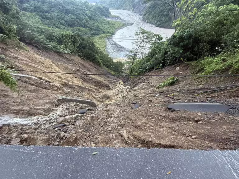 高雄市六龜區台20線30日晚間驚傳一家5口車輛墜谷意外,造成多人罹難,罹難的吳姓女子,為高雄市議員高忠德的外孫姪女。(警消提供/林雅惠高雄傳真) 高雄市六龜區台20線30日晚間驚傳一家5口車輛墜谷意外,造成多人罹難,罹難的吳姓女子,為高雄市議員高忠德的外孫姪女。(警消提供/林雅惠高雄傳真)