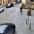 為救兒來不及逃　失控車高速直撞父子