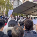 中國爆抗議狂潮！數十所大學發起「白紙革命」　學生舉白紙示威