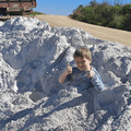 跳進「路邊砂石堆」比讚拍照　才過幾分鐘…7歲童家人面前斷氣