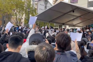 中國爆抗議狂潮！數十所大學發起「白紙革命」　學生舉白紙示威