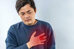 心梗發作前，常會有4個預兆，記住3個自救方法，關鍵時刻或能救命