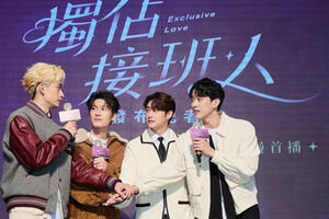 2男星穿內褲熱吻「差點伸進去撈」發出聲吟！彼此認了升旗：開心的狀態