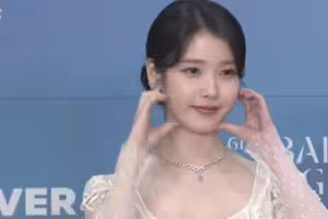 【百想紅毯】IU白色透膚禮服美翻爭影后 合體朴寶劍《苦盡》搶大贏家