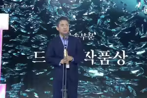 【韓國百想】沒等到《苦盡柑來》播出 IU男友媽癌世她不捨表情全被拍