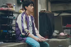 金鐘視帝夜市擺攤！狼狽跑給警察追 遇熱心老闆搬椅子借吹冷氣超感動