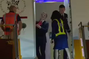 馬克宏被老婆推臉！師生戀過往再受矚目