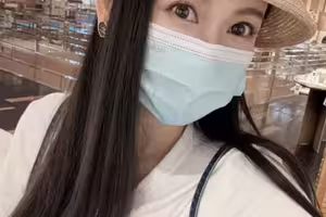41歲愷樂久違露臉了！曬近距離自拍「真實膚況曝」 產後大回春變少女