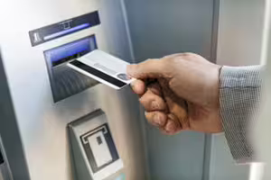 大阪宣布禁止「老人在ATM」前講電話！ 全日本開第一槍