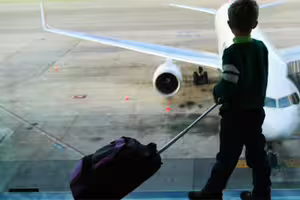 警緊急攔截飛機！10歲兒護照過期　爸媽「丟包機場飛走」下場曝